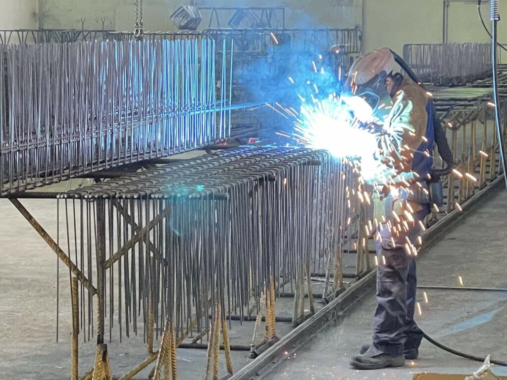 Phtot d'un soudeur en pleine action